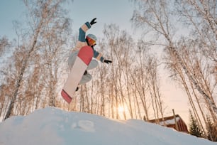 Ein Snowboarder macht einen Trick in der Luft