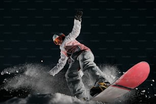 ein Mann, der mit einem Snowboard einen schneebedeckten Hang hinunterfährt