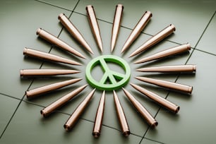 um sinal de paz feito de cabeças de bala de cobre