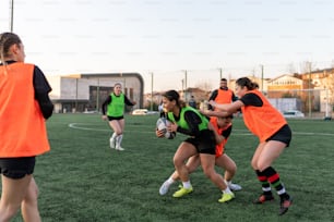 un groupe de femmes jouant à un match de football