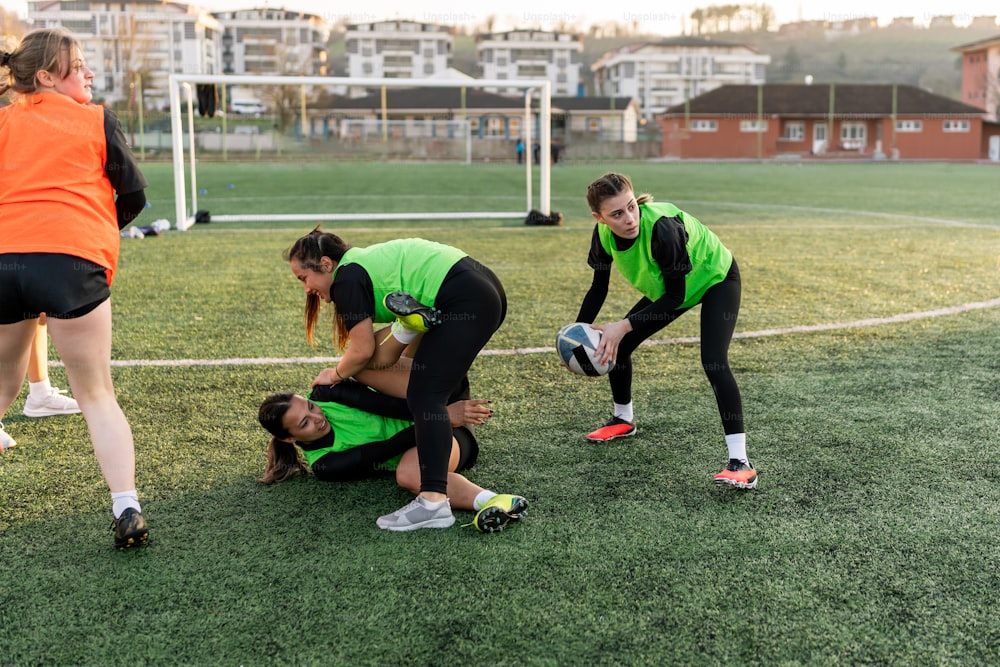un groupe de personnes sur un terrain en train de jouer au football