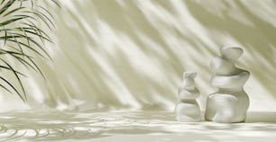 un couple de sculptures blanches assis à côté d’un palmier
