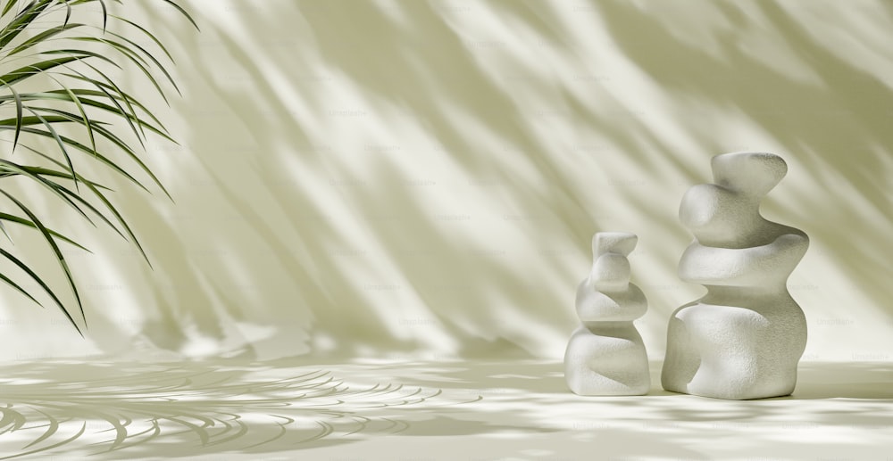 ein paar weiße Skulpturen, die neben einer Palme sitzen