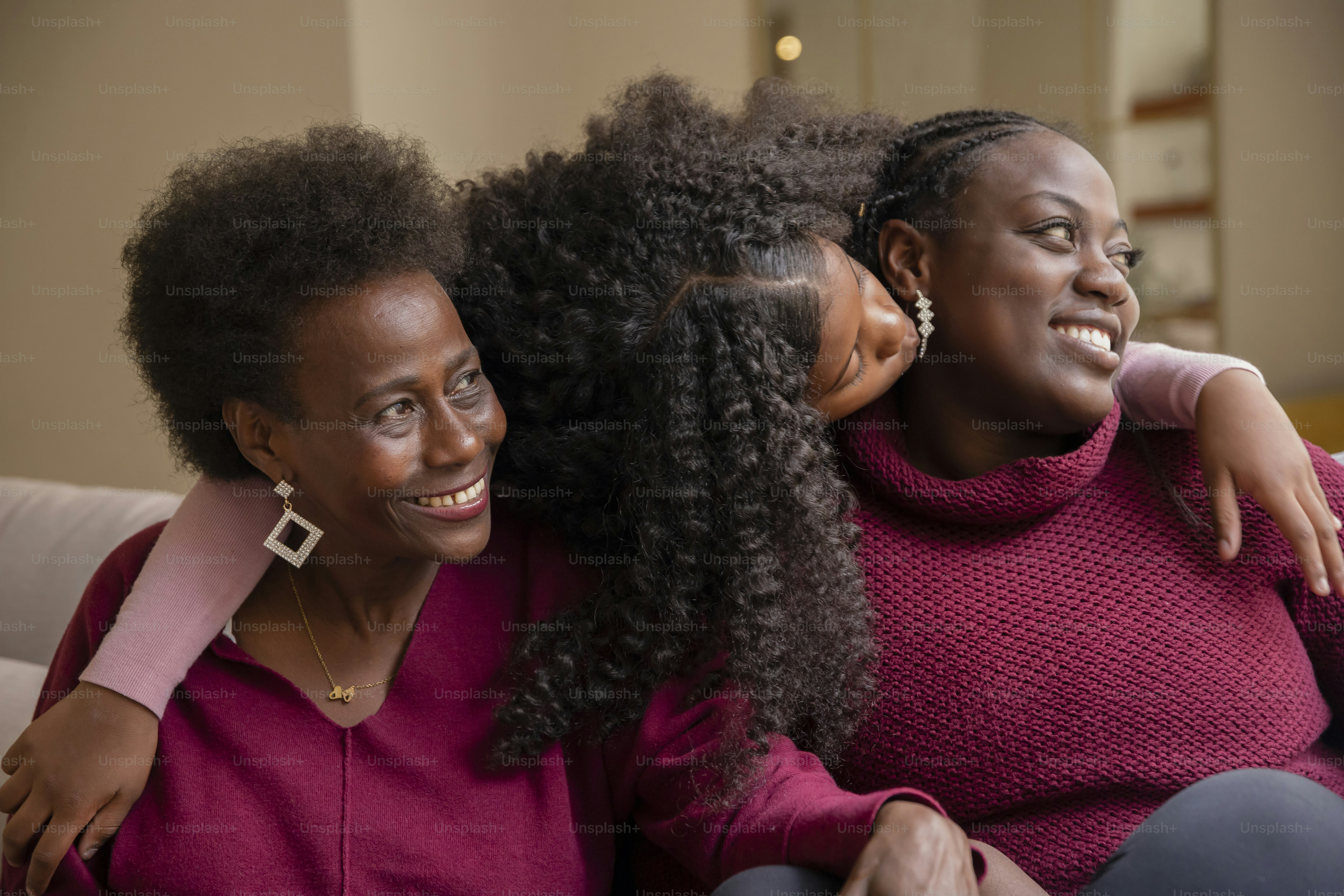 zwei Frauen sitzen nebeneinander auf einer Couch
