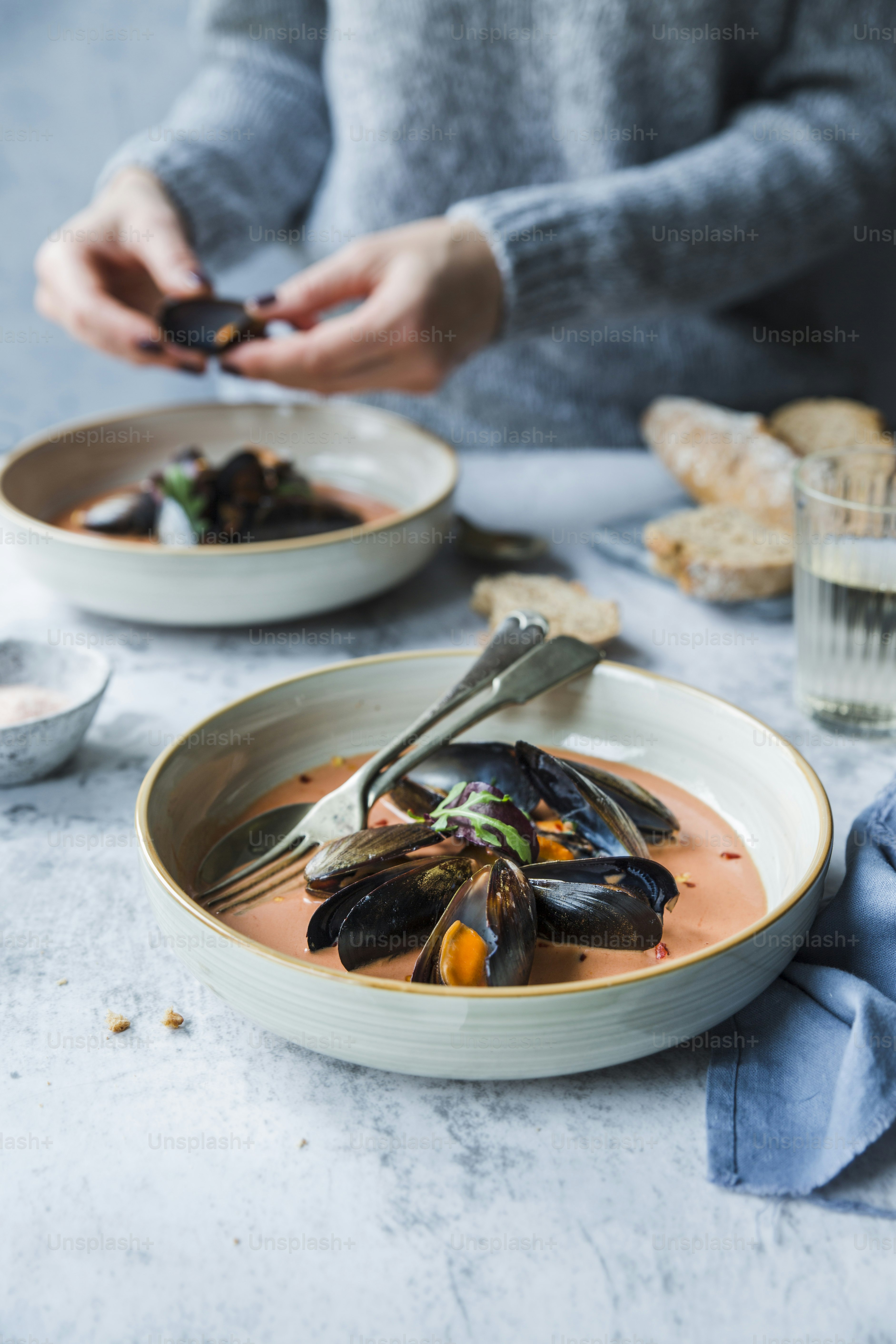 eine Schüssel Muschelsuppe mit einem Löffel darin