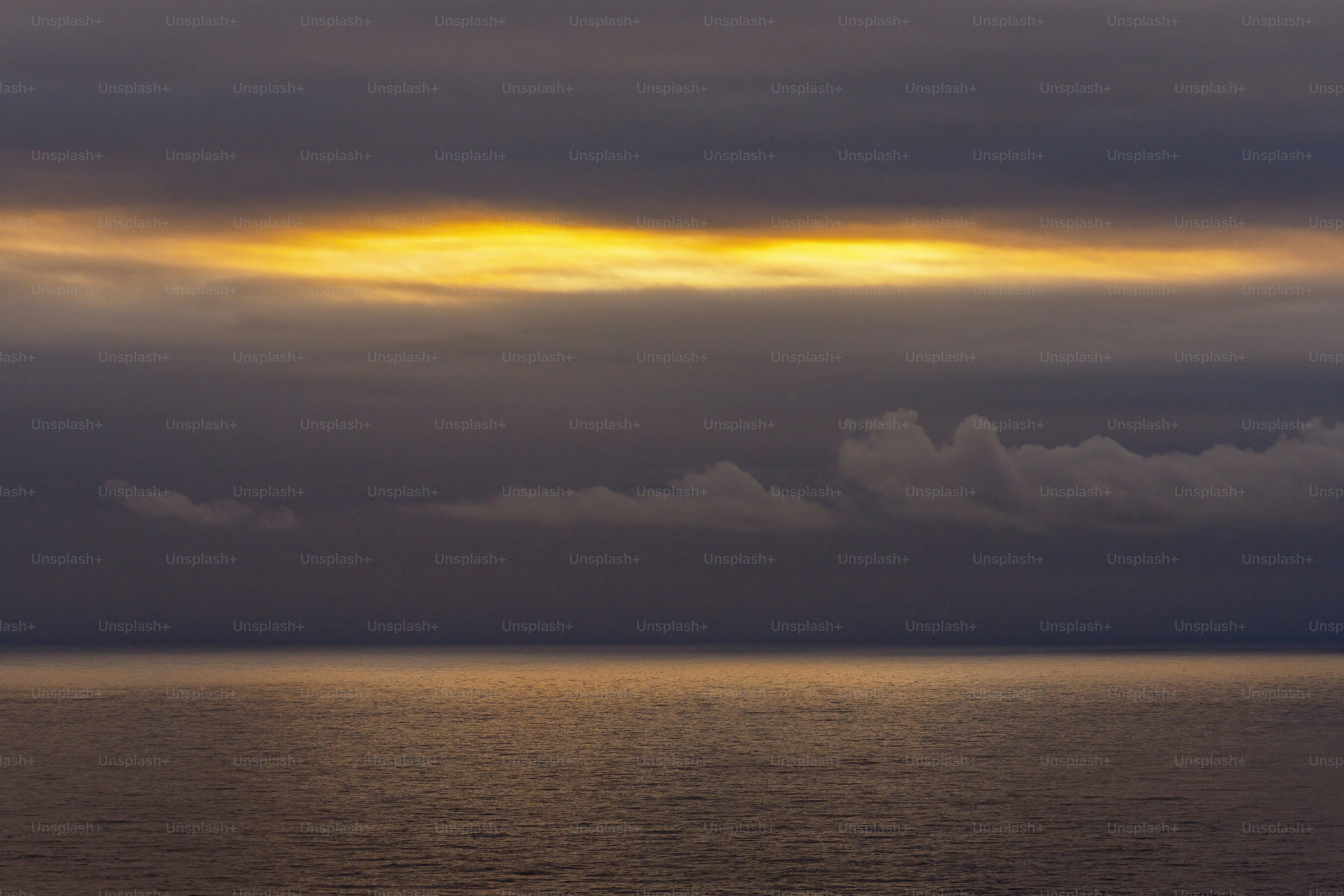 曇り空の下の大きな水域