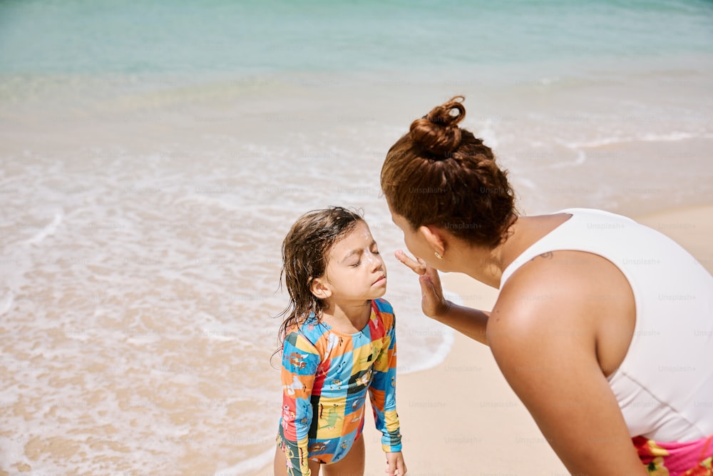 una mujer y una niña en la playa