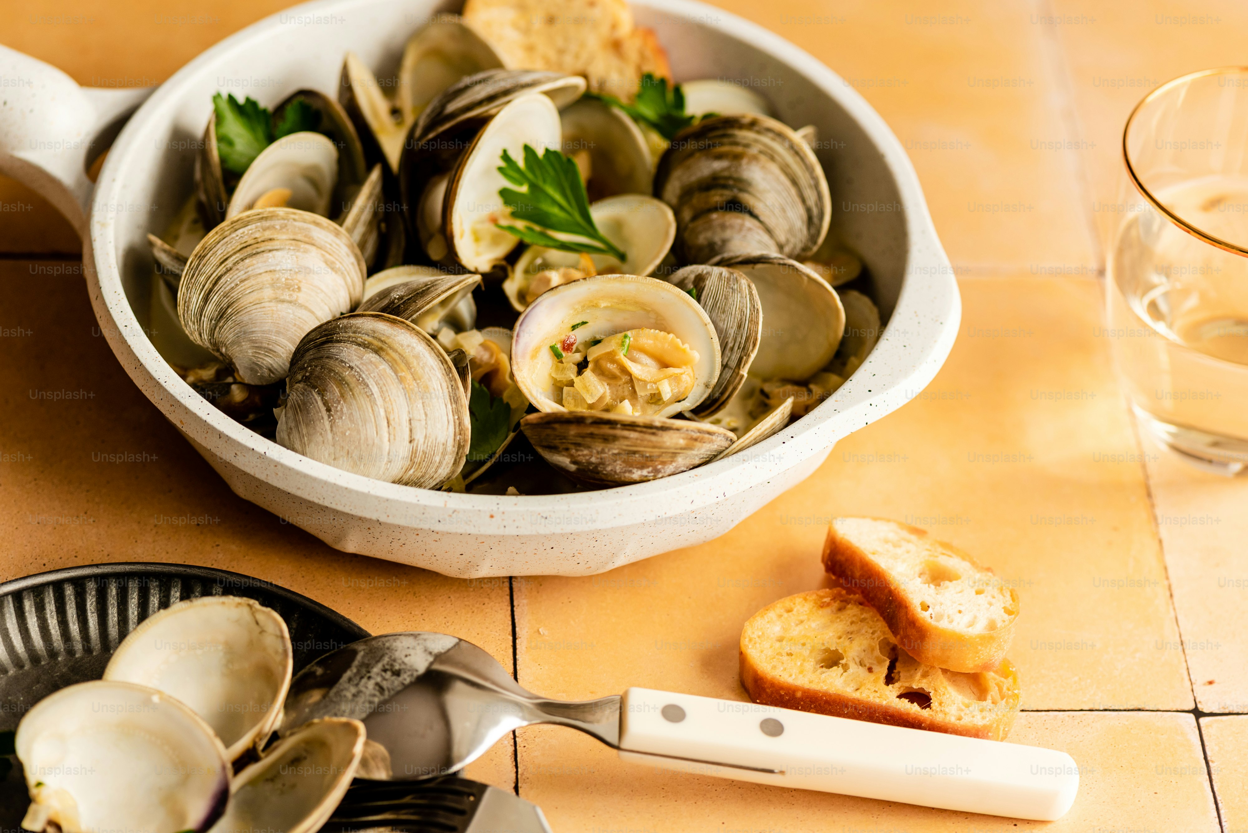 A bowl of clams on a table photo – Clams Image on Unsplash