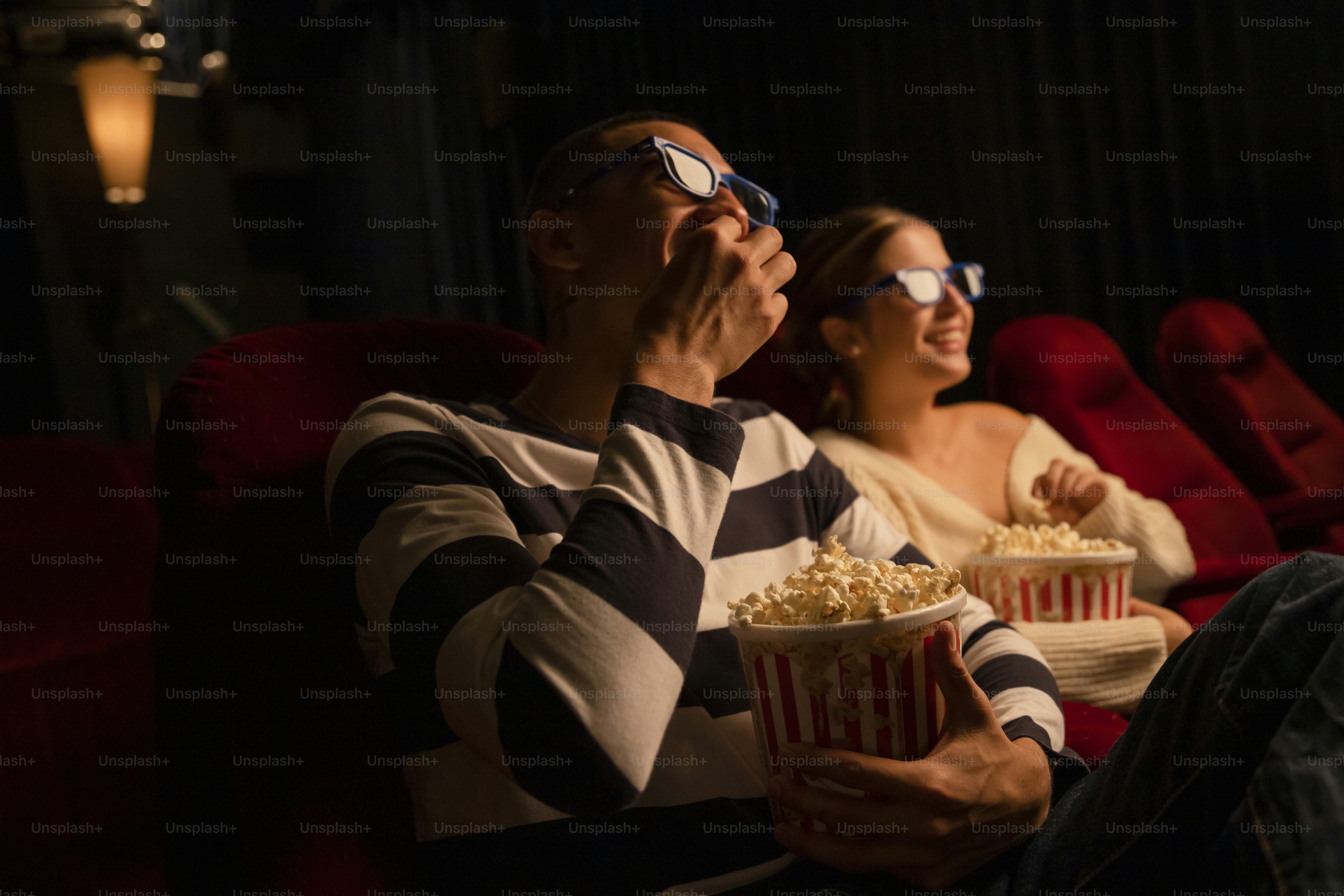 영화를 보고 있는 남자와 여자