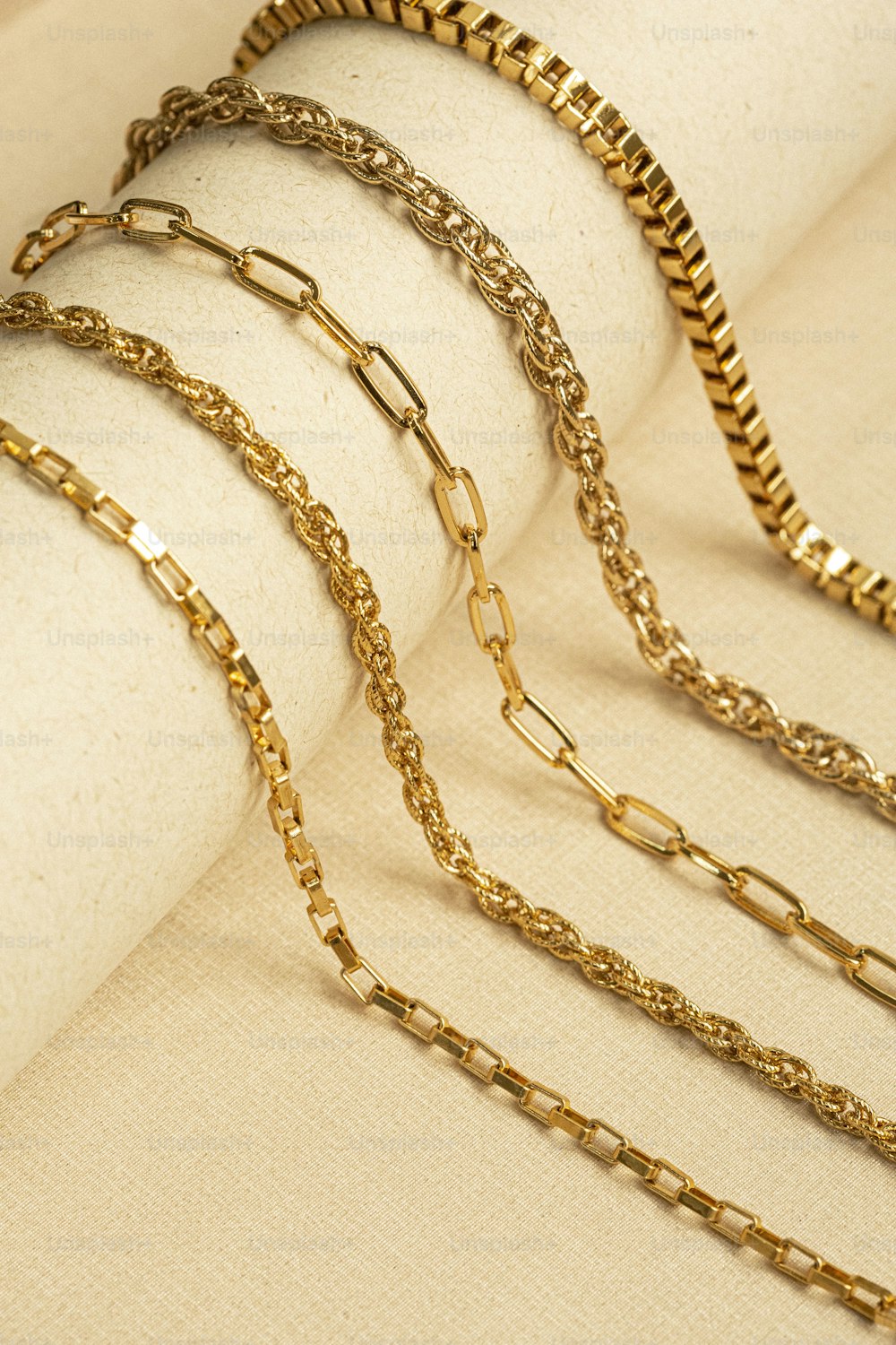 ein Haufen Goldketten, die auf einem Tisch sitzen