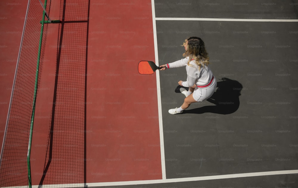 Eine Tennisspielerin in Aktion auf dem Platz