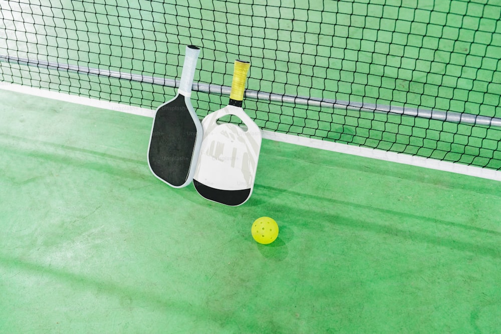 une balle de tennis et une raquette sur un court
