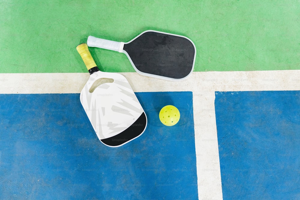 테니스 라켓과 코트 위의 공