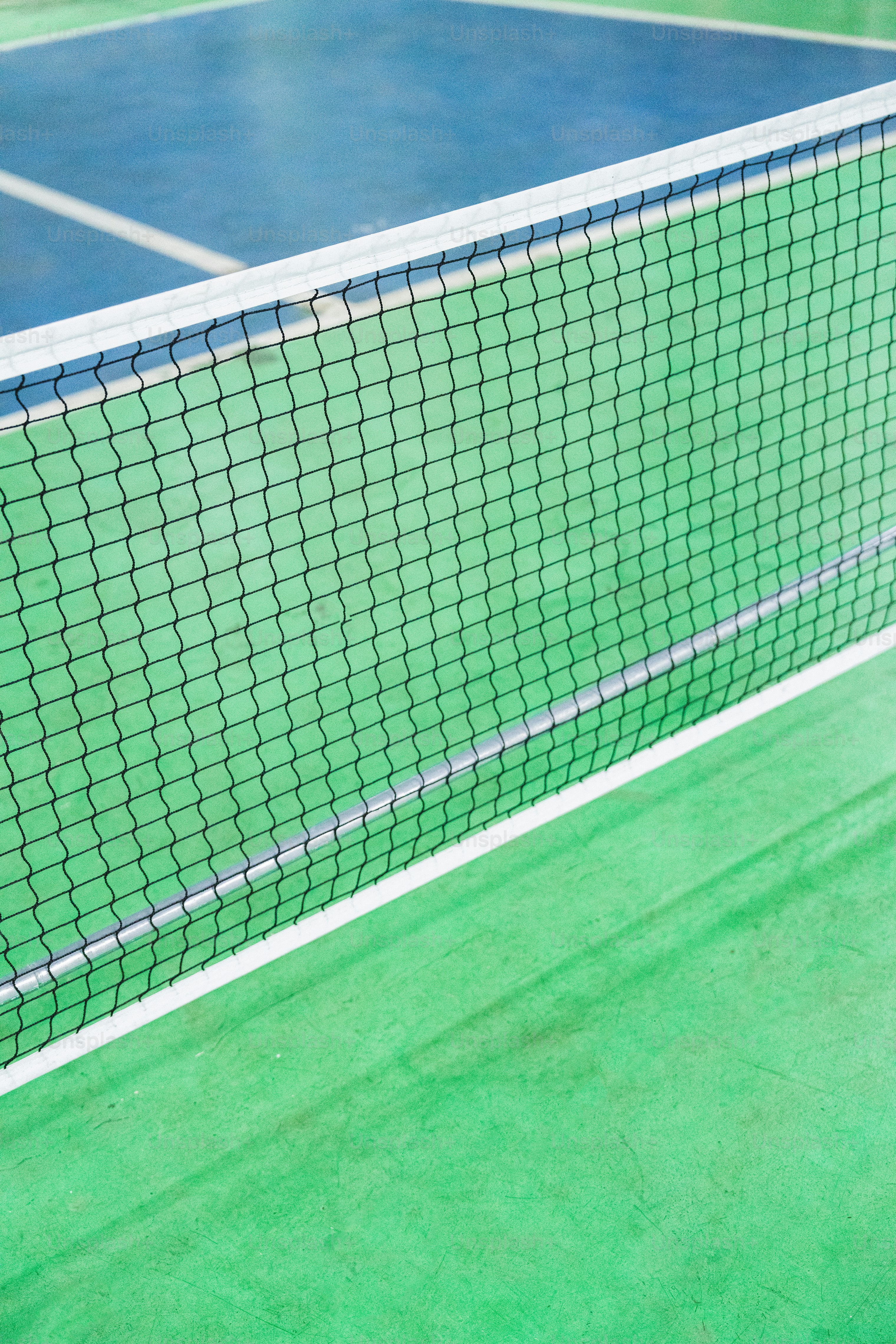 un court de tennis avec un court de tennis bleu et vert