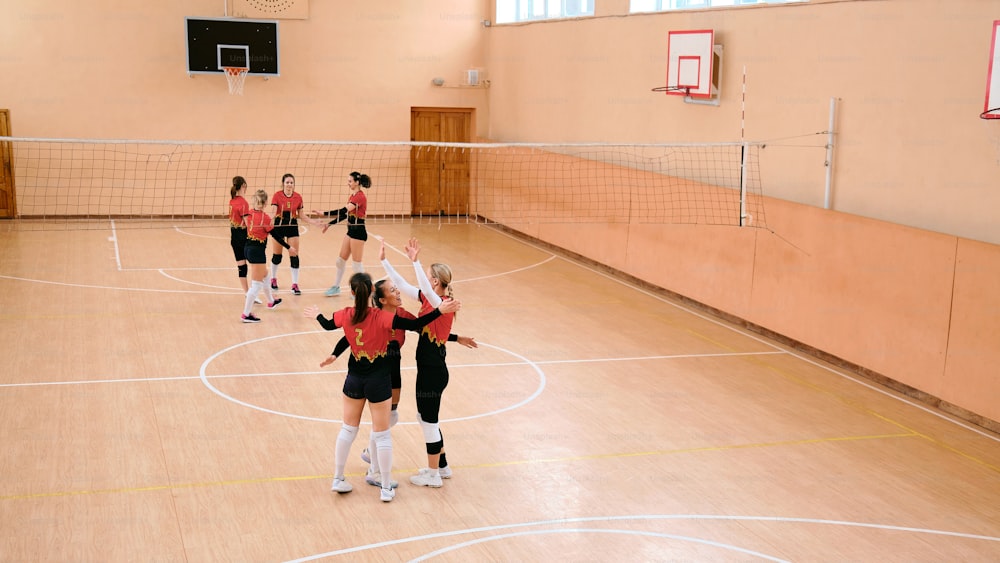 un groupe de filles jouant à un match de volley-ball
