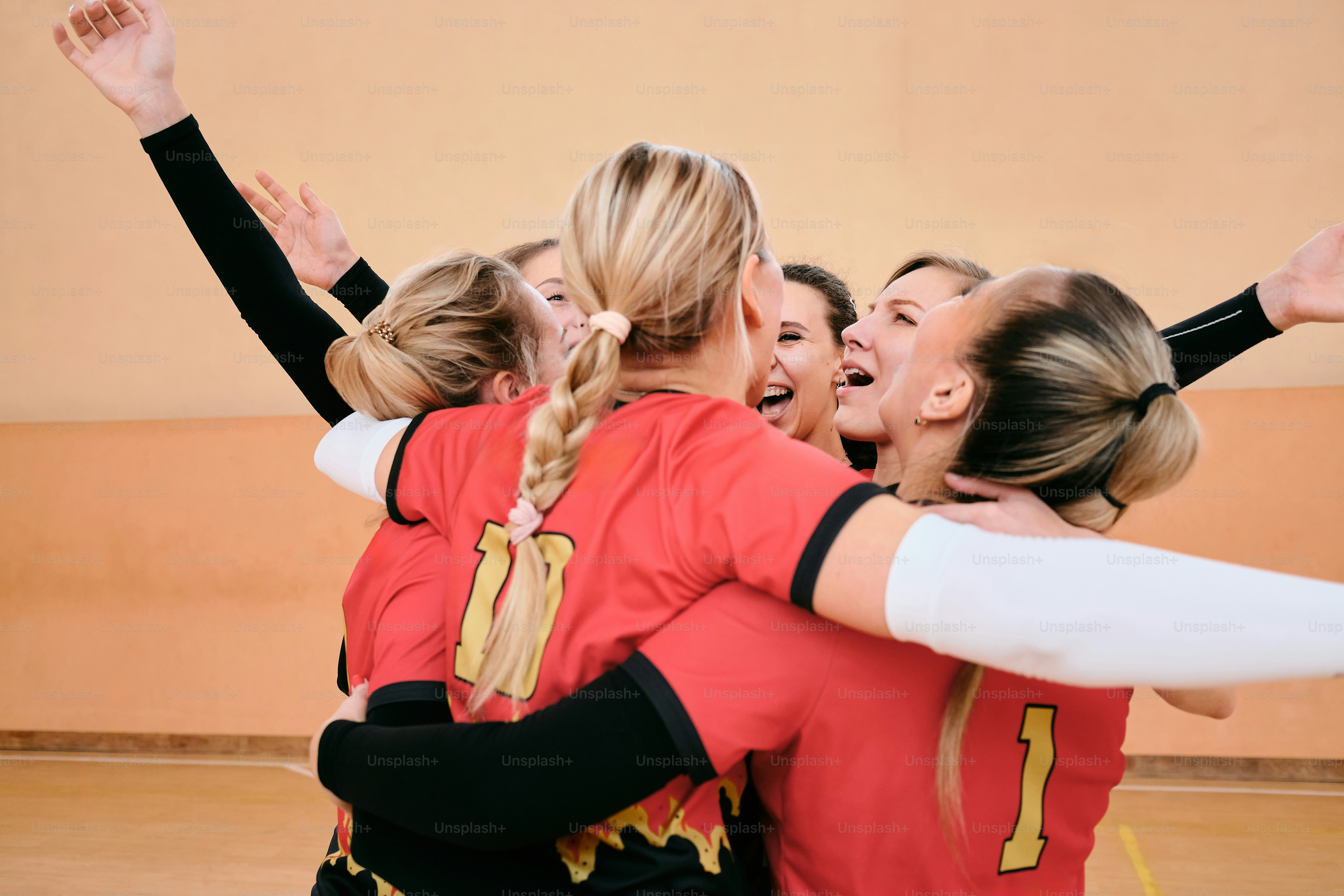 un groupe de jeunes femmes debout les unes à côté des autres