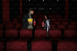 un hombre y una mujer de pie en un teatro