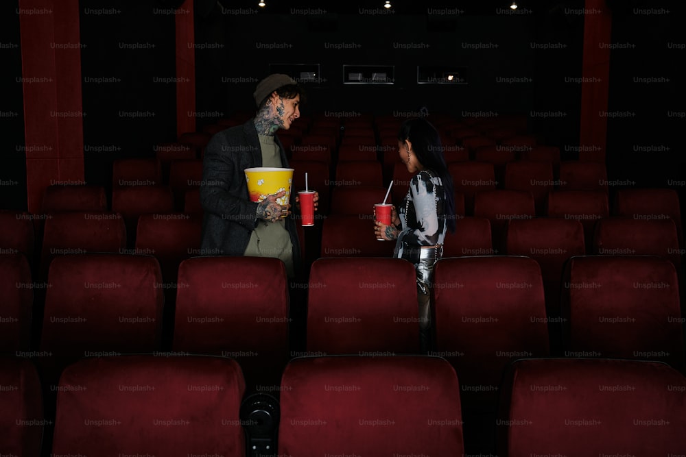 un hombre y una mujer de pie en un teatro