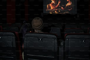 Eine Person mit einem Hut schaut sich einen Film an