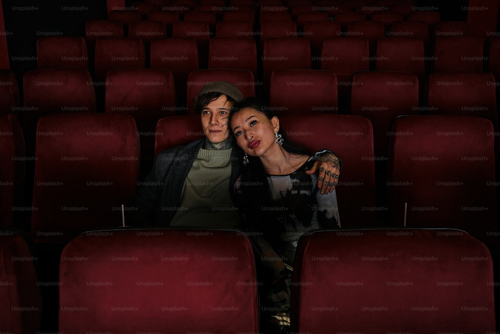 un hombre y una mujer sentados en un teatro