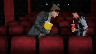 um homem e uma mulher em uma sala de cinema
