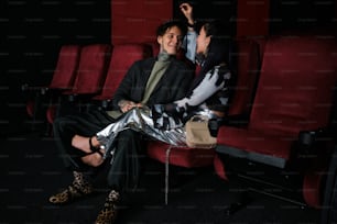 un hombre y una mujer sentados en una sala de cine