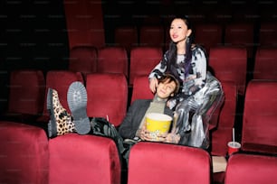 um homem sentado ao lado de uma mulher em um cinema