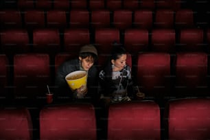 Ein Mann und eine Frau sitzen in einem Kino