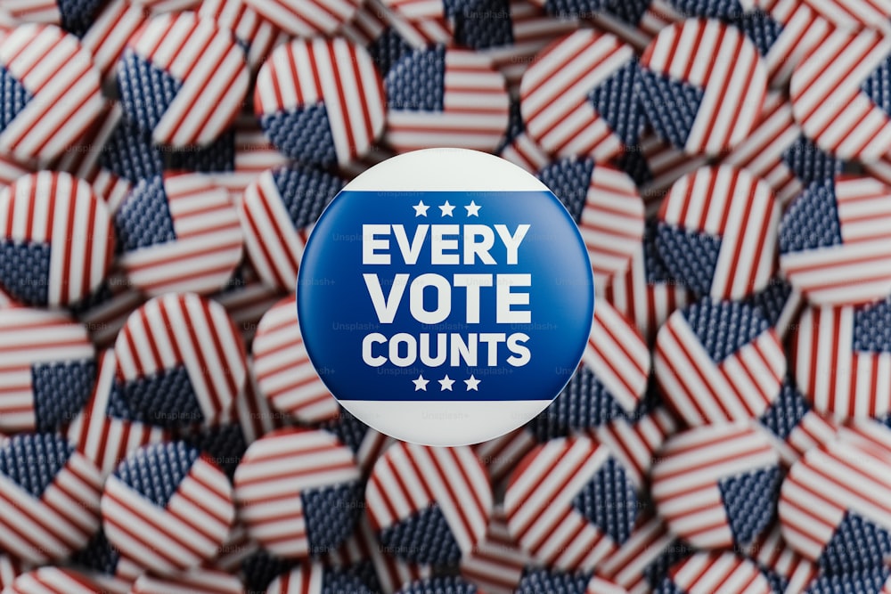 Un botón que dice que cada voto cuenta rodeado de banderas estadounidenses