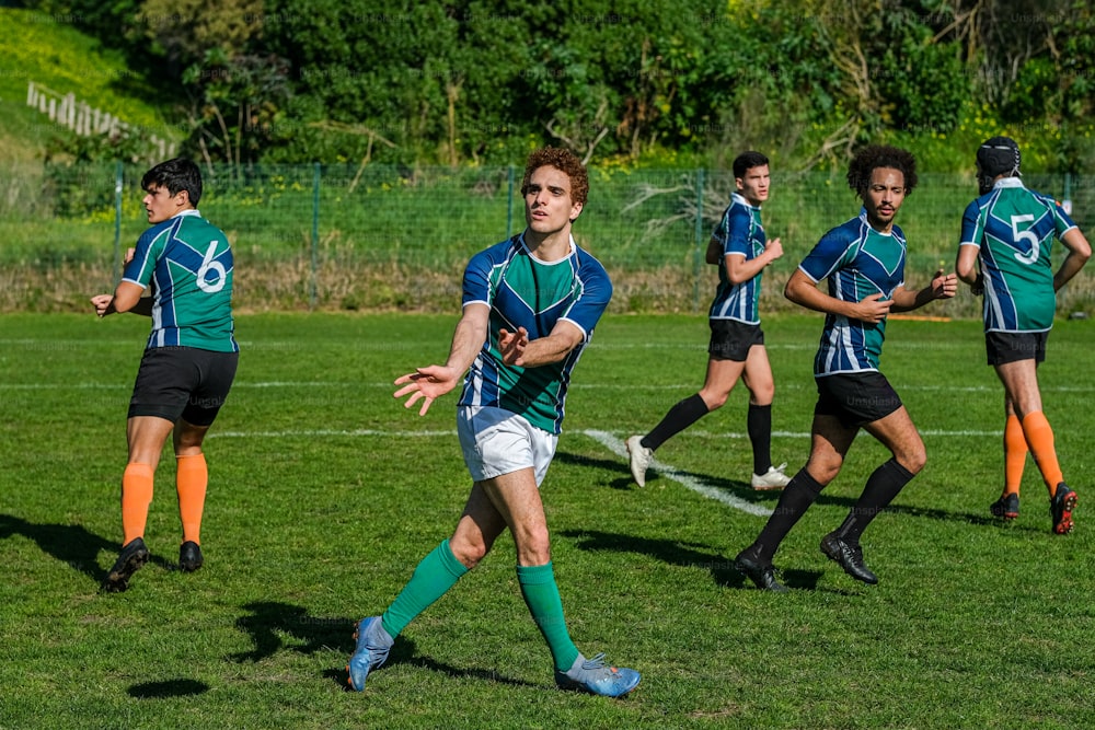 um grupo de jovens jogando uma partida de futebol