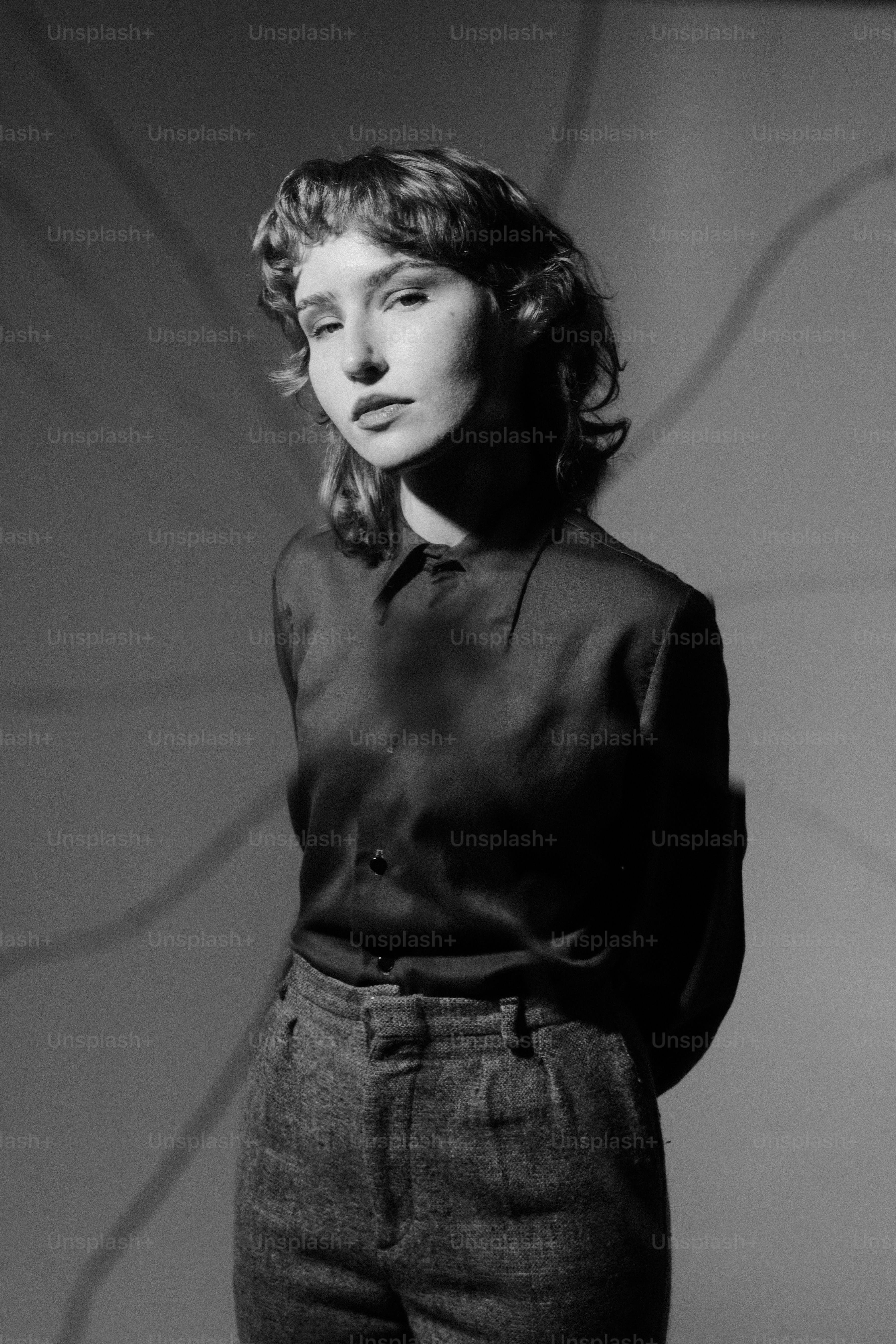 uma foto em preto e branco de uma mulher