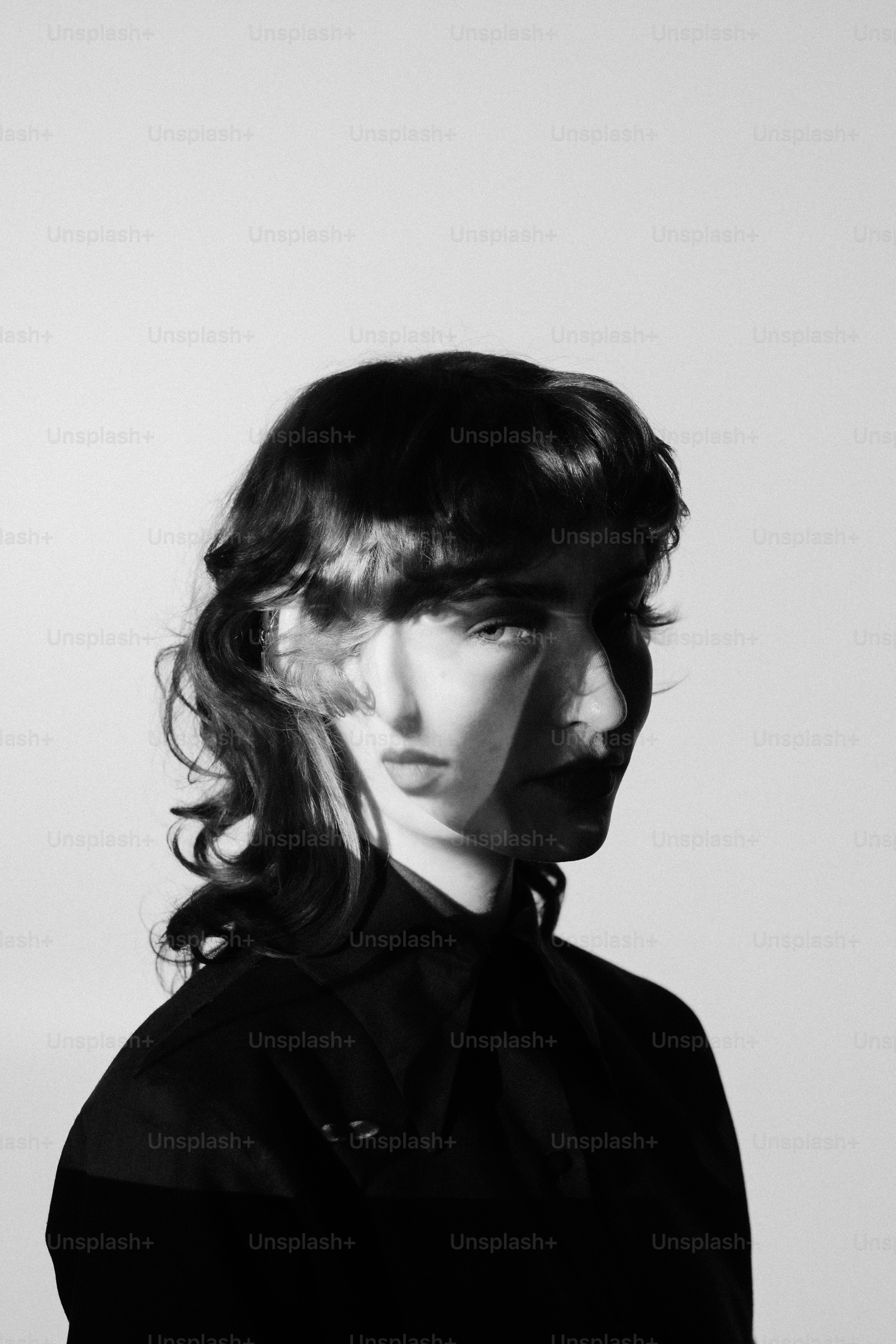 ein Schwarz-Weiß-Foto einer Frau