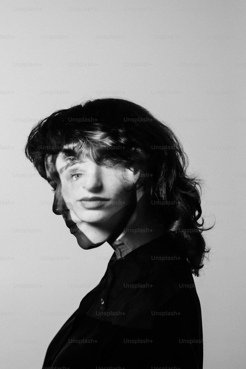 Una foto en blanco y negro de una mujer