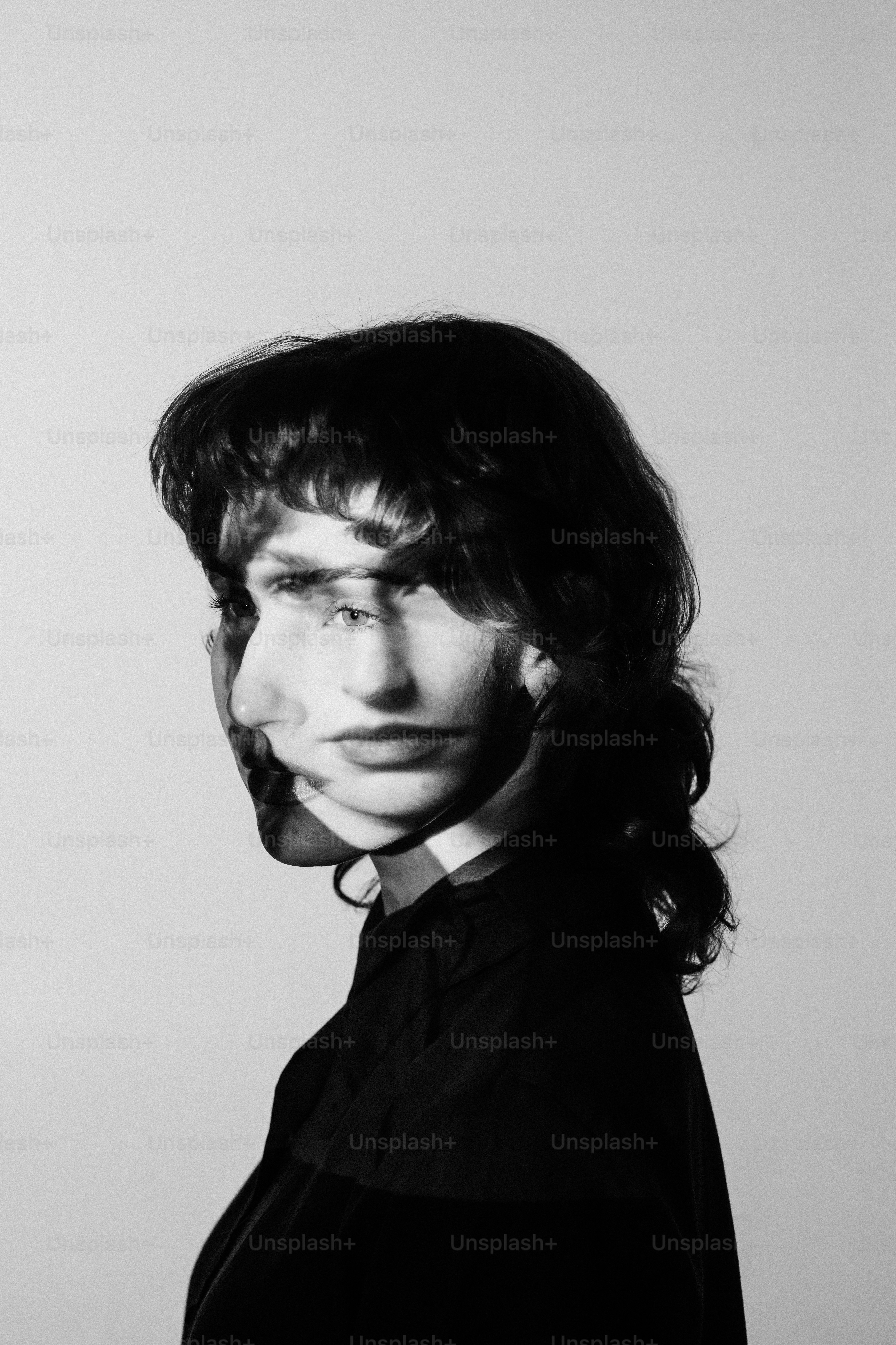 Ein Schwarz-Weiß-Foto eines Mannes mit langen Haaren