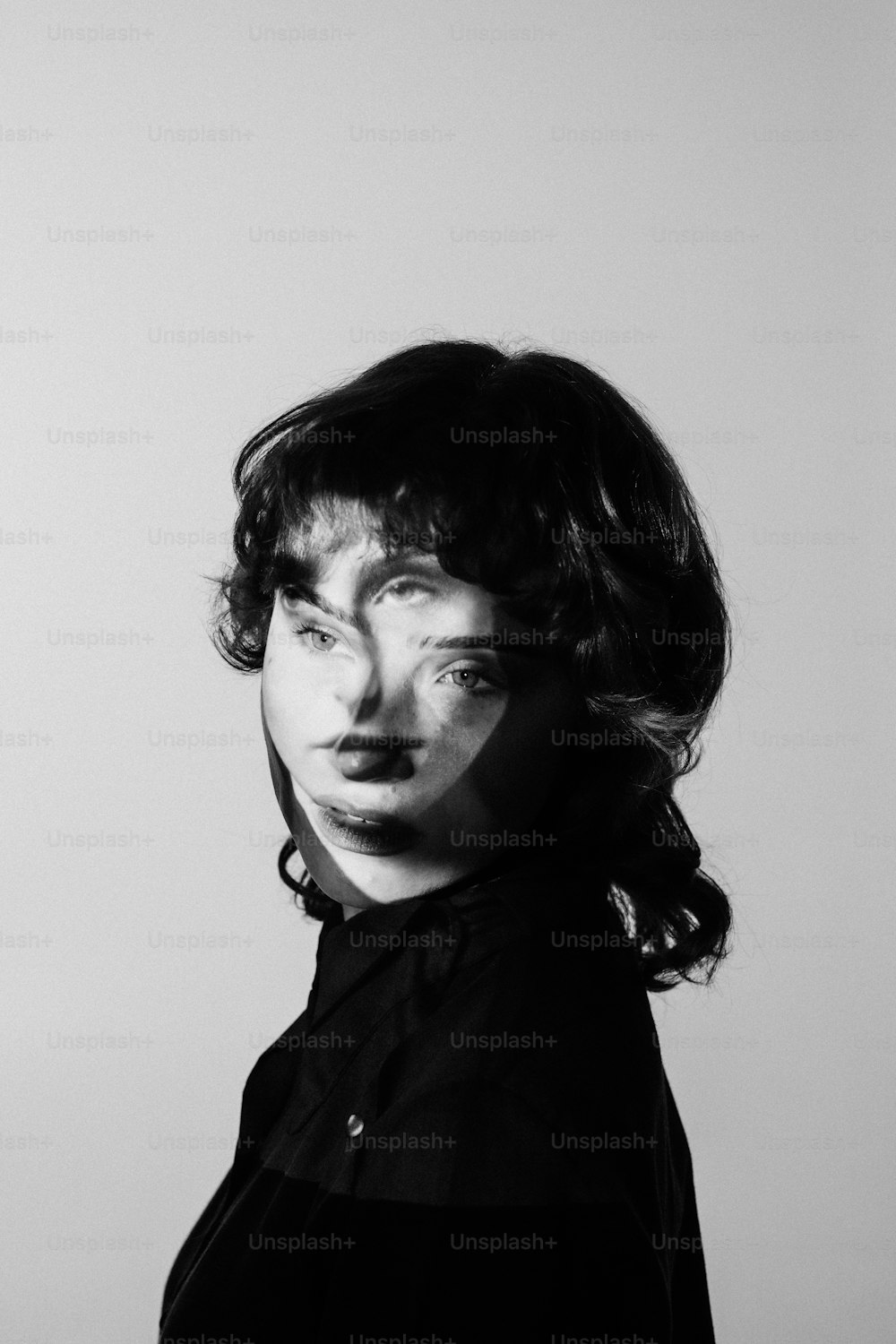 una foto in bianco e nero del volto di una donna