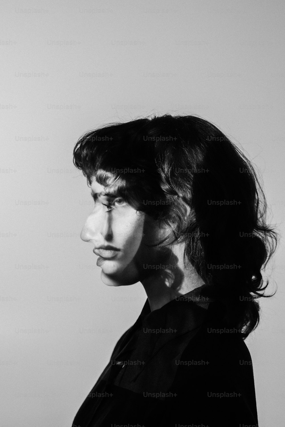 uma foto em preto e branco de uma mulher
