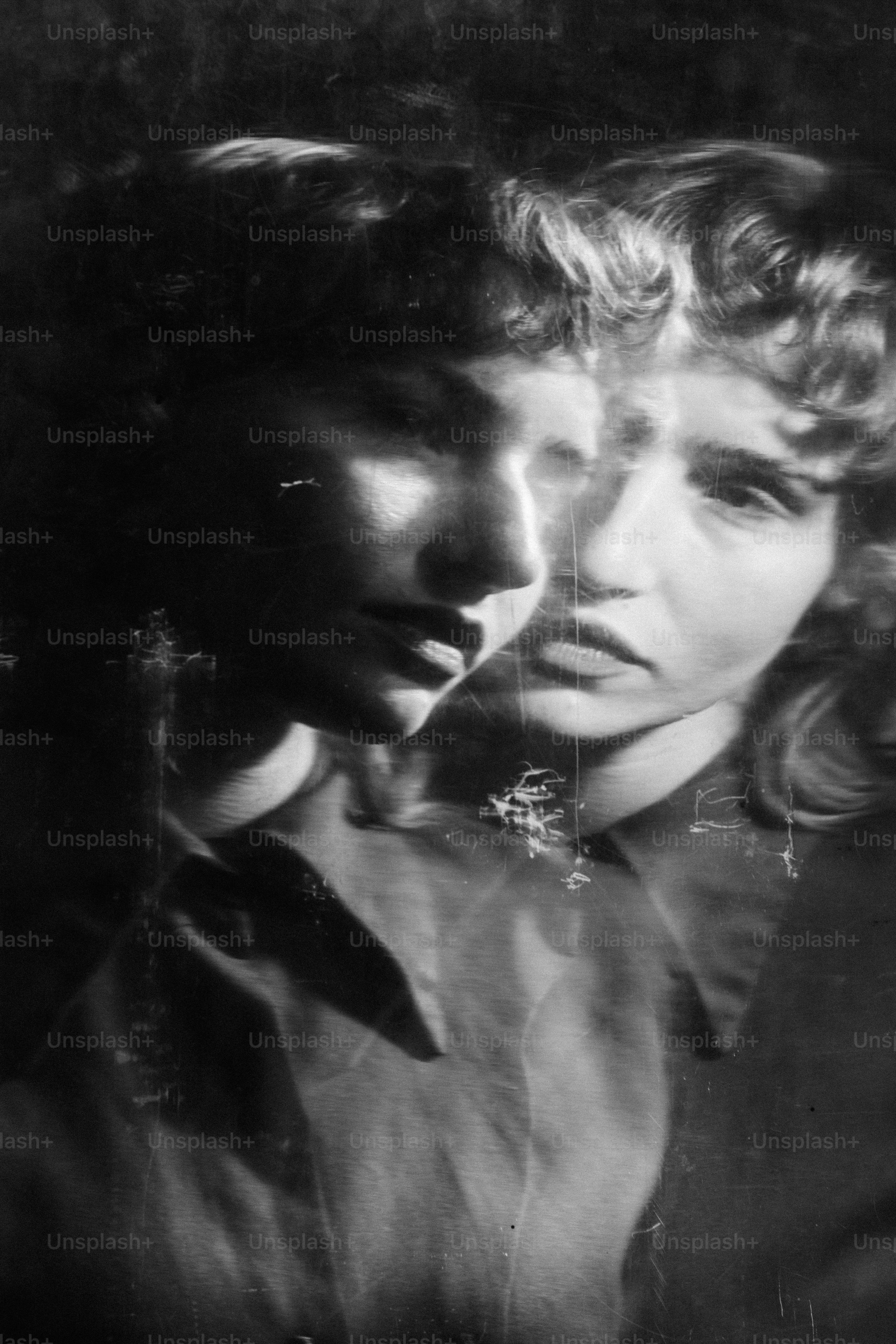 Una foto en blanco y negro de una mujer y un hombre