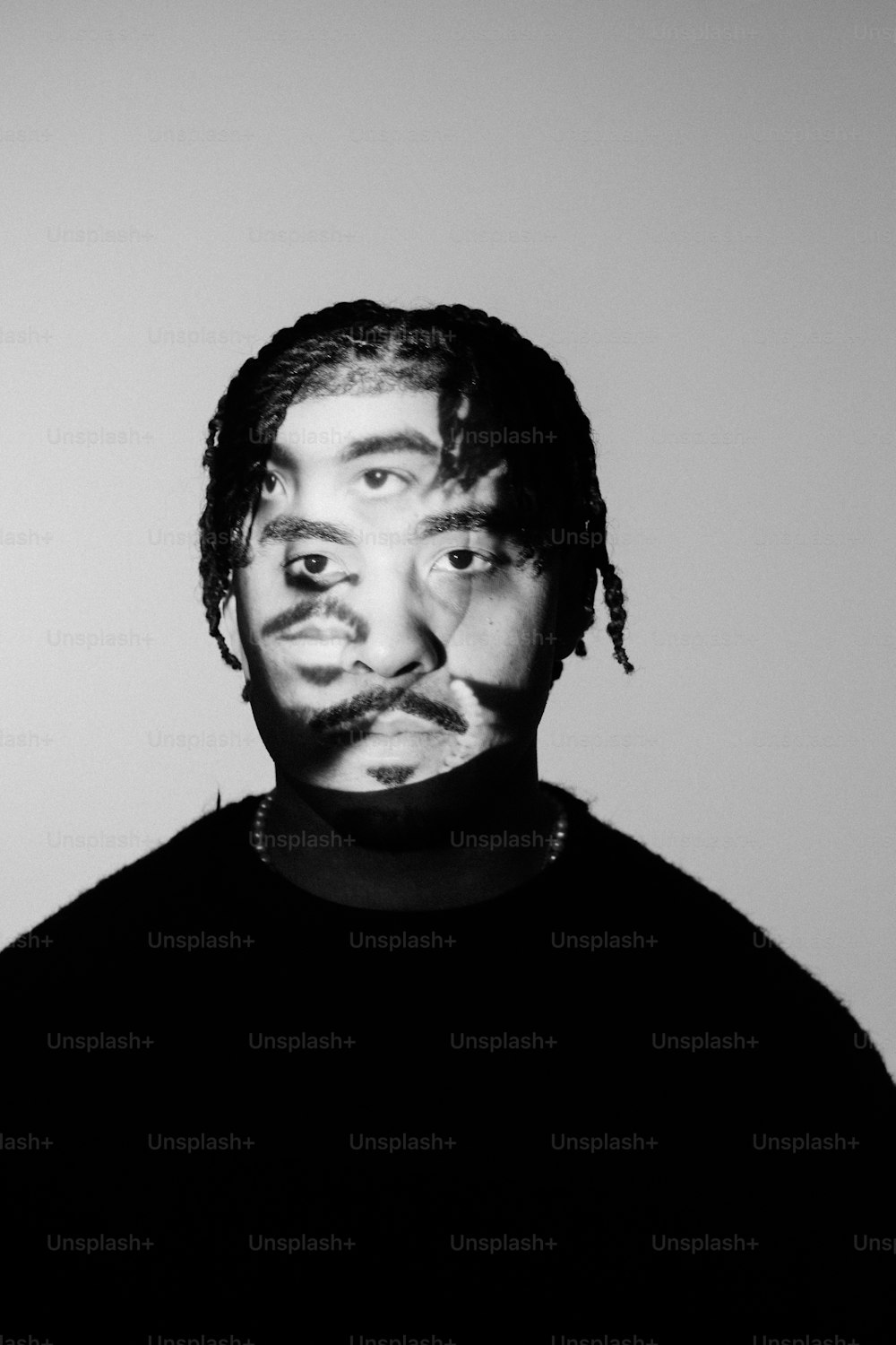 una foto in bianco e nero di un uomo con il volto dipinto