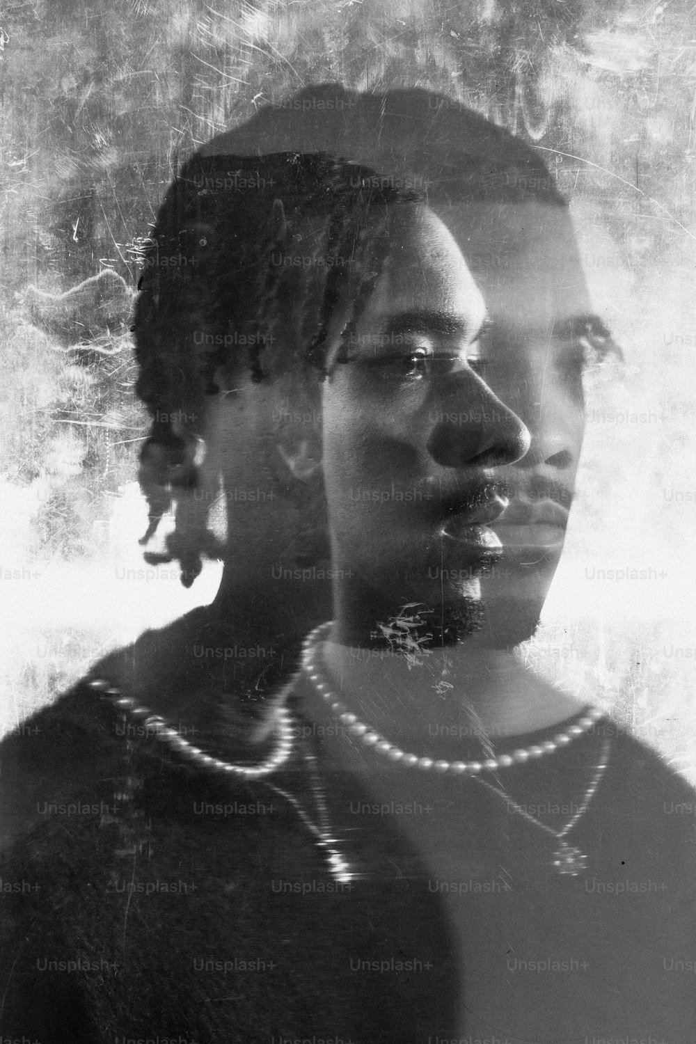 Ein Schwarz-Weiß-Foto einer Frau mit einer Perlenkette