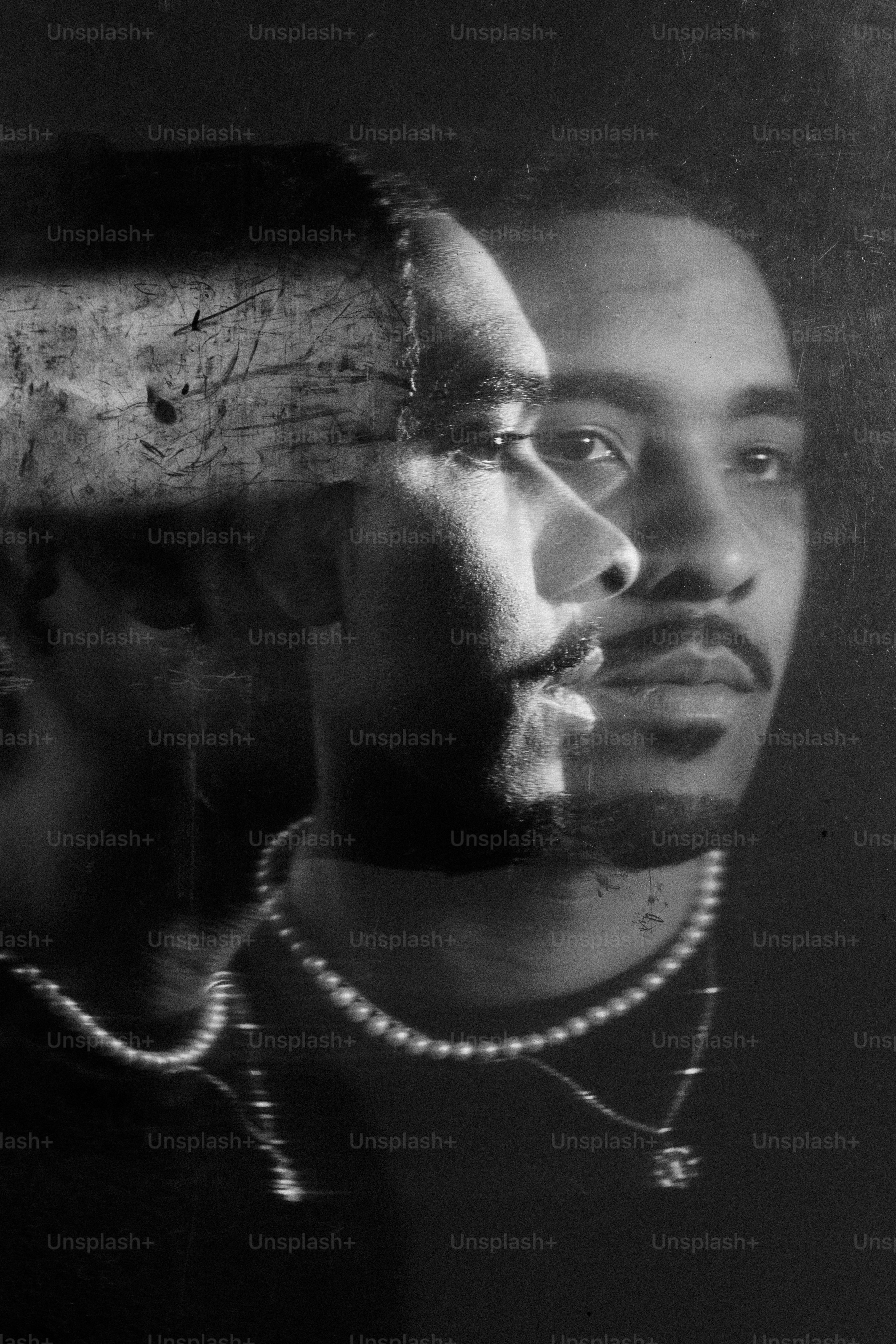 ein Schwarz-Weiß-Foto eines Mannes und einer Frau