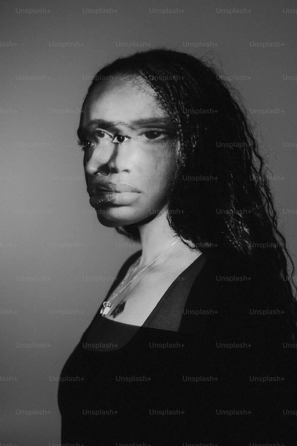 Una foto en blanco y negro de una mujer con el pelo largo
