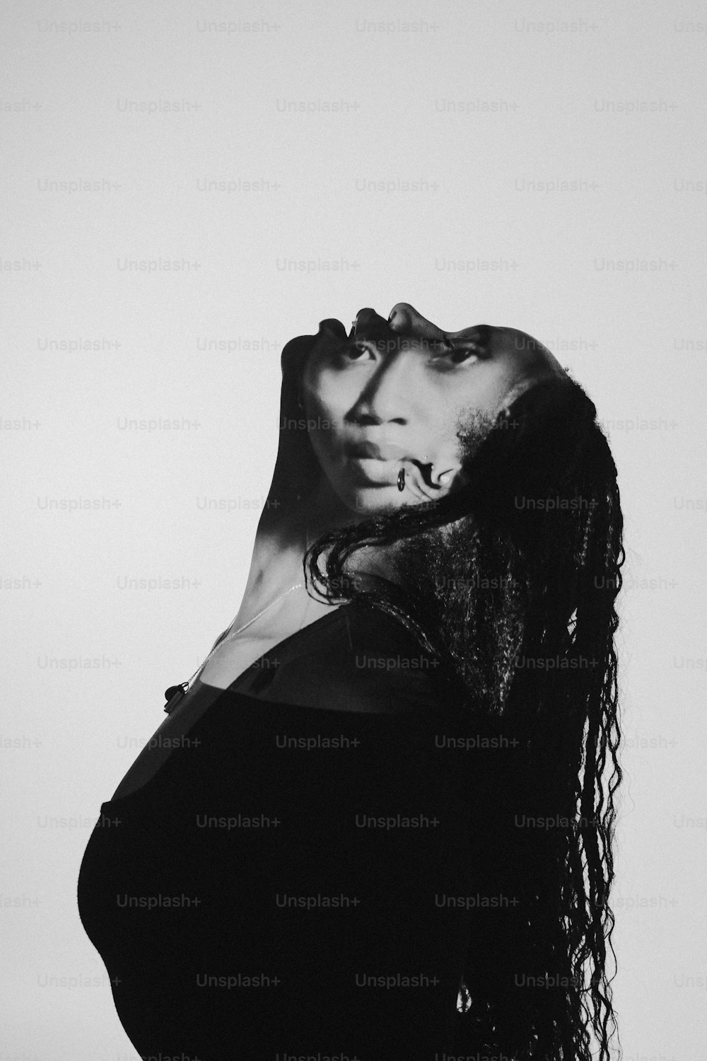 Una foto en blanco y negro de una mujer con el pelo largo