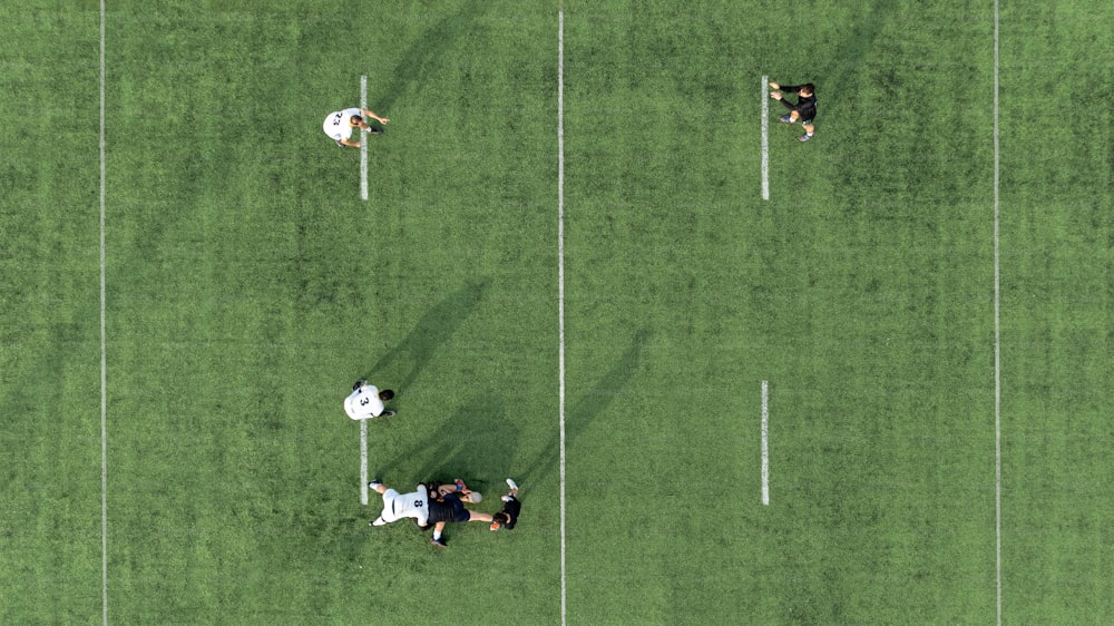 un groupe d’hommes jouant à un match de football