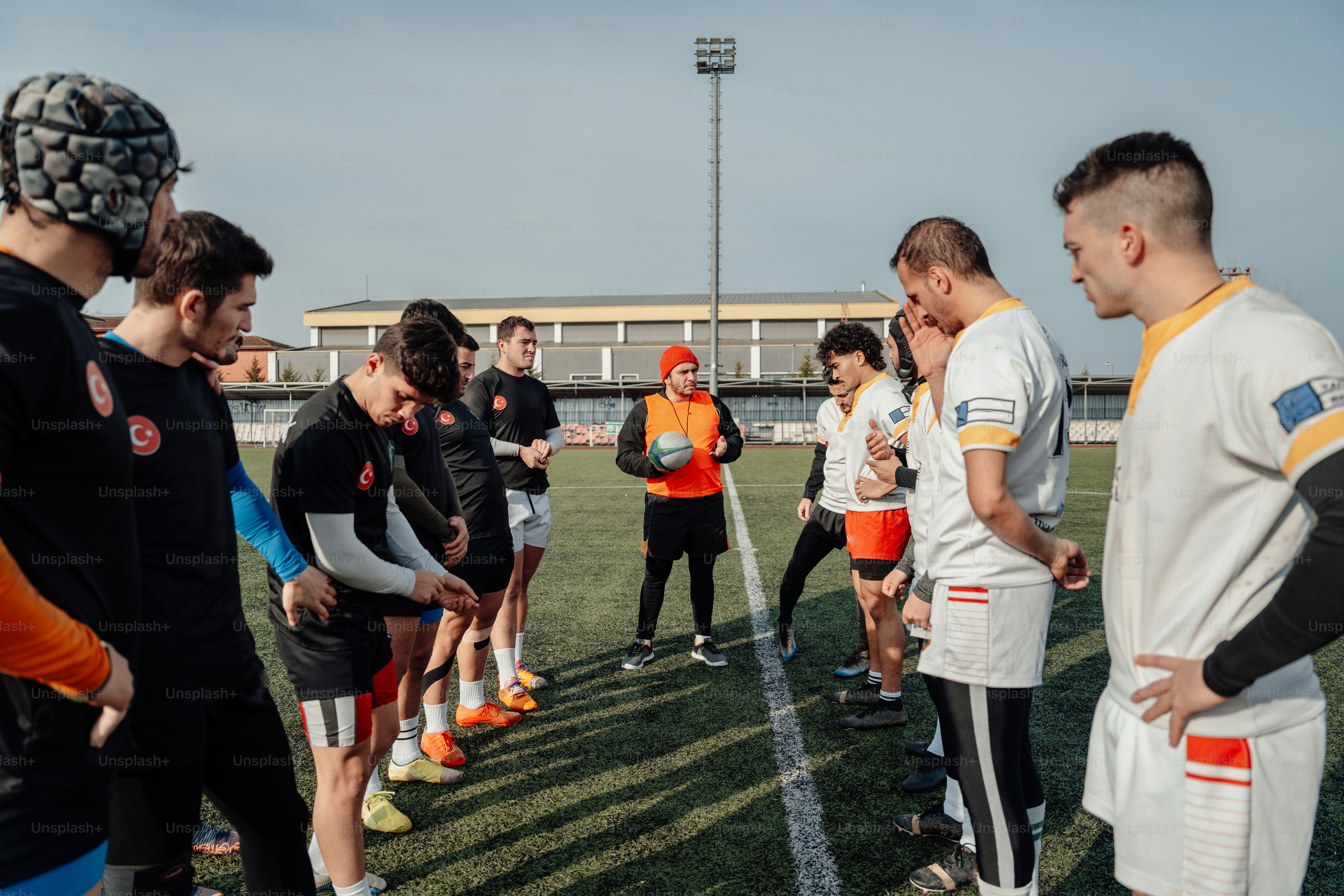 sekelompok pria berdiri di atas lapangan sepak bola