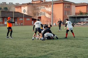 un groupe de jeunes hommes jouant à un match de football