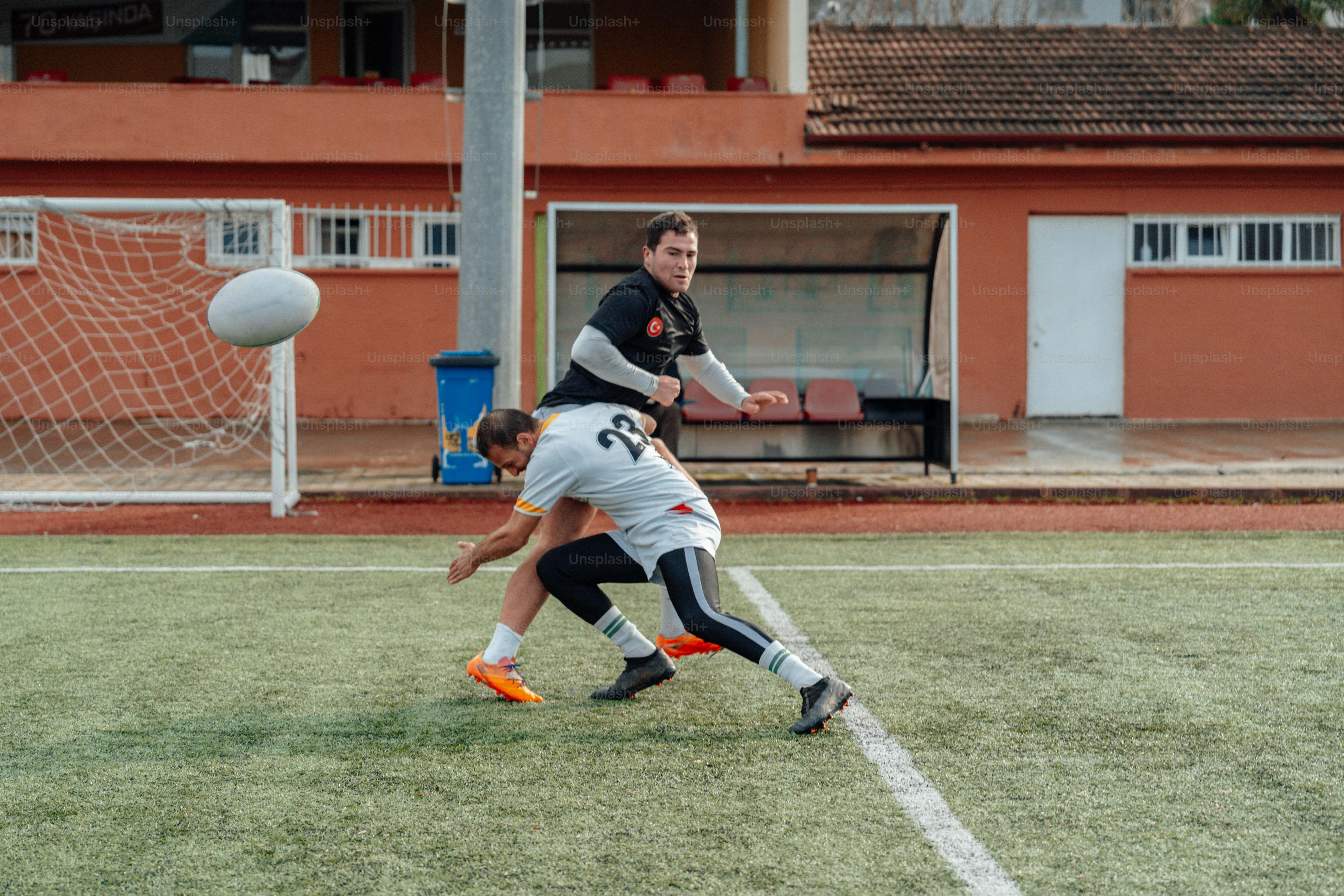 sekelompok pemuda bermain sepak bola
