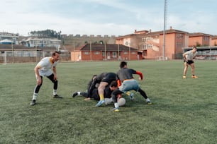 un groupe de jeunes hommes jouant à un match de football