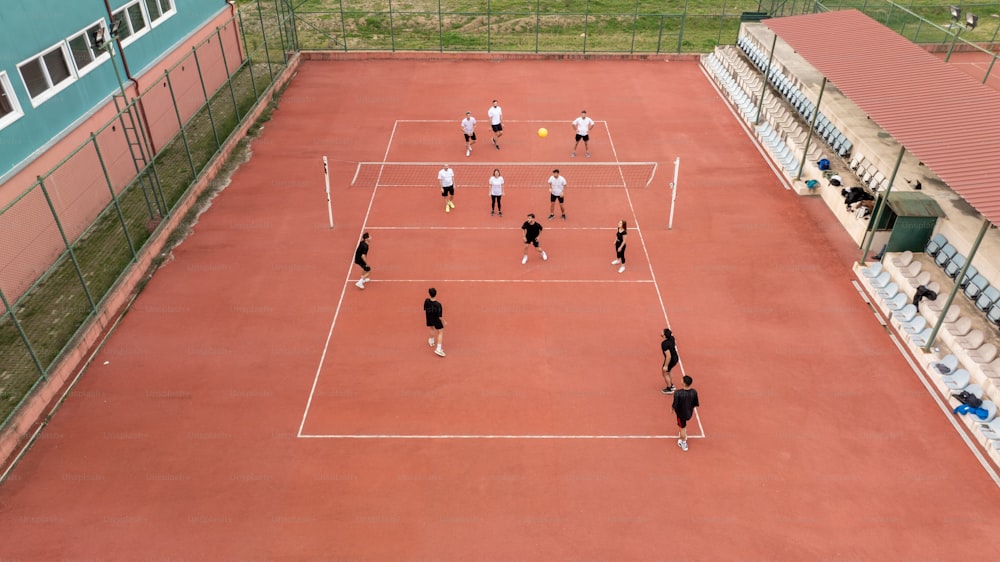 un groupe de personnes debout sur un court de tennis