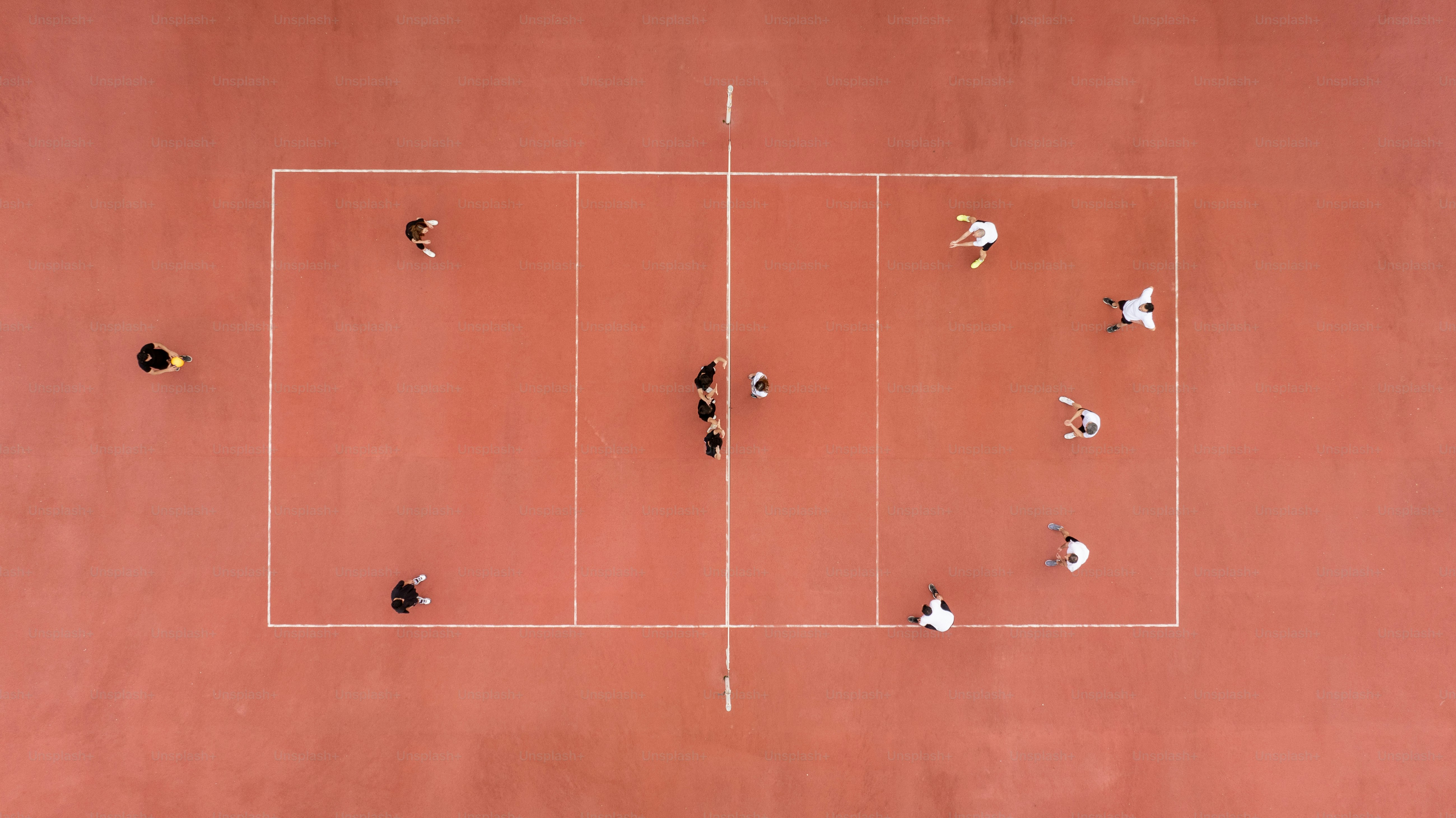 un groupe de personnes debout sur un court de tennis