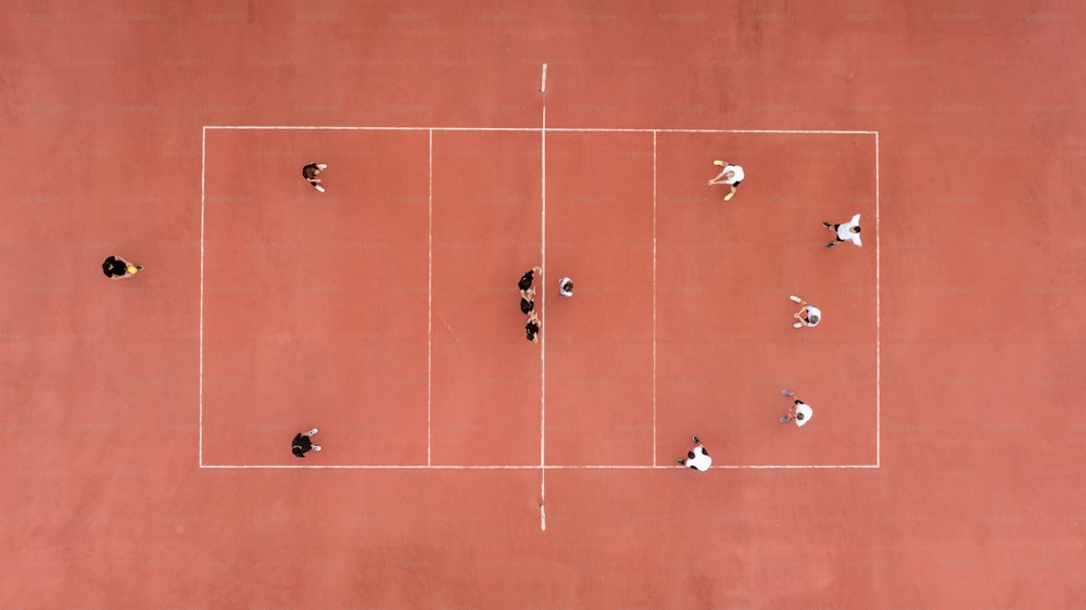 테니스 코트 위에 서 있는 한 무리의 사람들